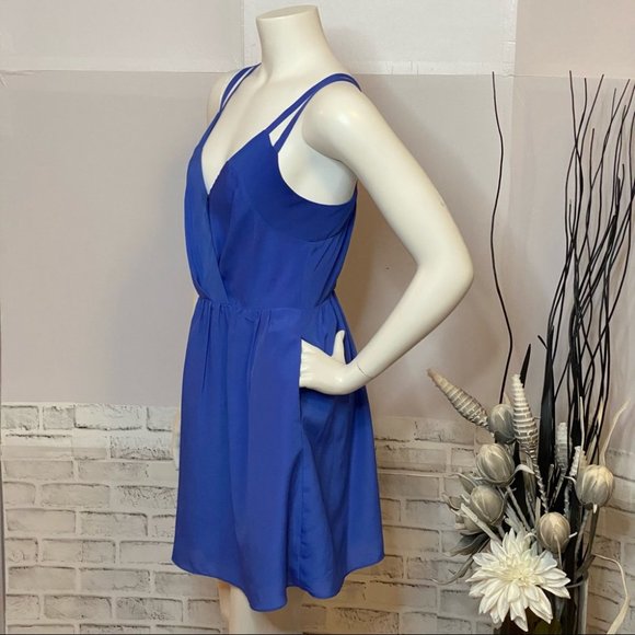 BCBGeneration Dresses & Skirts - NWOT BCBGeneration V-Neck Mini Dress with Pockets